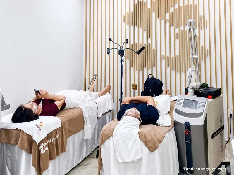 Khách nam đang được bôi gel chuẩn bị triệt lông tại một địa chỉ triệt lông nam Kangnam uy tín.