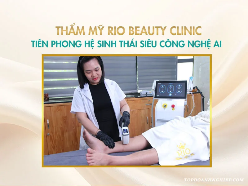 Chuyên viên tại thẩm mỹ Rio Beauty Clinic đang kiểm tra và thực hiện dịch vụ cho khách hàng tại địa chỉ triệt lông toàn thân uy tín.