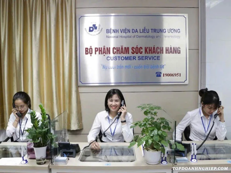 Bộ phận chăm sóc khách hàng tại Bệnh viện Da liễu Trung ương, một địa chỉ triệt lông toàn thân uy tín.