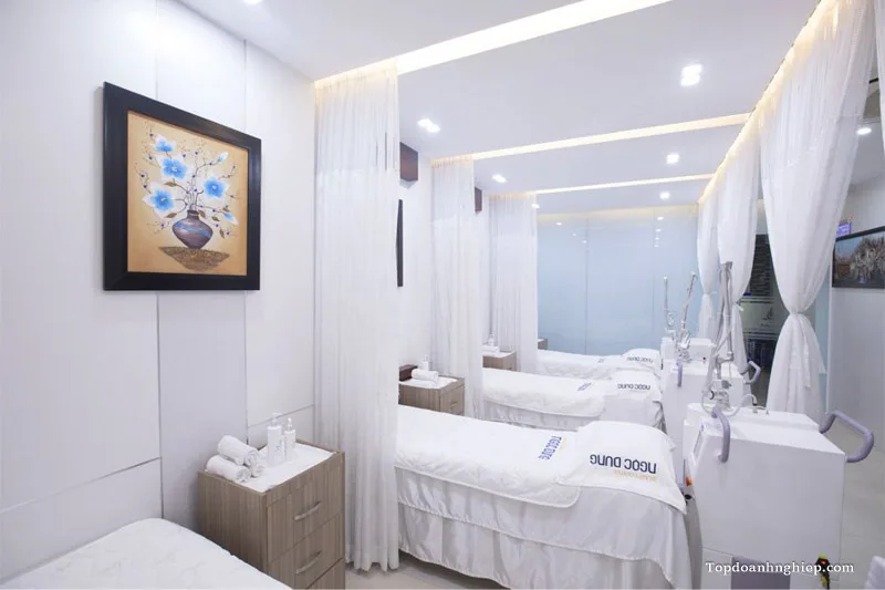Khu vực điều trị đạt chuẩn vô trùng, kín đáo với hệ thống máy móc được sắp xếp ngăn nắp.