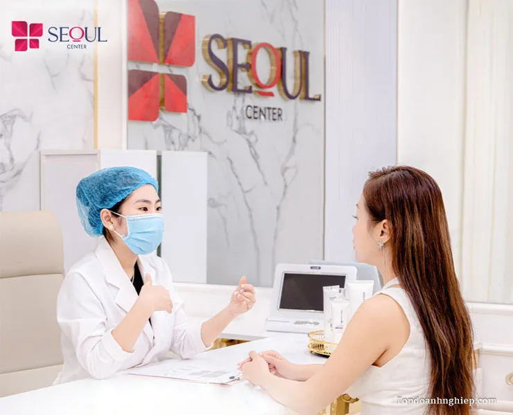 Kỹ thuật viên mặc đồng phục gọn gàng, đang tư vấn tận tình cho khách hàng tại sảnh.