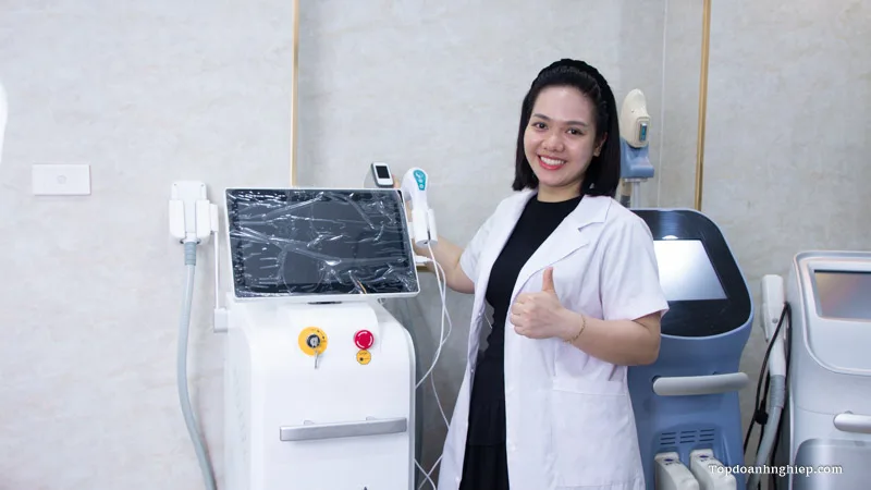 Hình ảnh chuyên gia mặc áo trắng bên cạnh là thiết bị  hiện đại của Rio beauty clinic