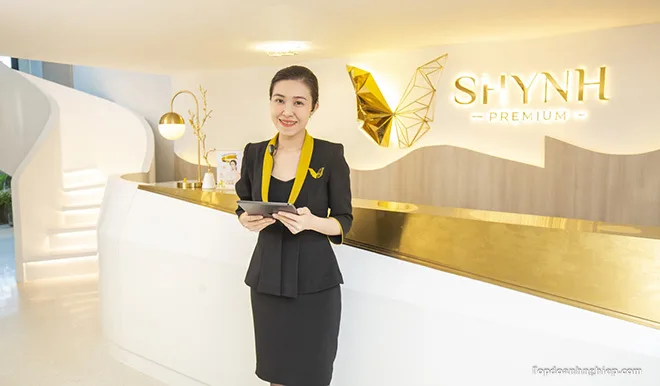 Hình ảnh sánh đón tiếp khách hàng( có logo thương hiệu ) của Shynh Premium