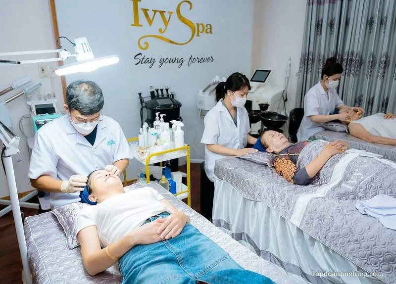 Hình ảnh chỗ gửi xe và biển hiệu của Ivy Spa