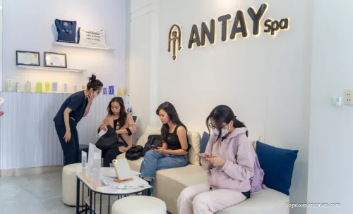 Hình ảnh chỗ gửi xe và biển hiệu của Antay Spa