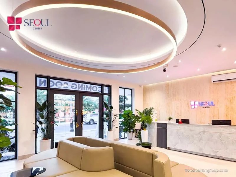 Cơ sở mặt tiền của thẩm mỹ Seoul Center với biển hiệu lớn, dễ nhận diện.
