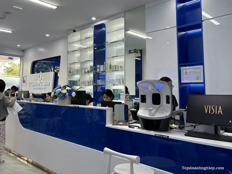 Nhân viên đang tư vấn cho khách hàng tại sảnh