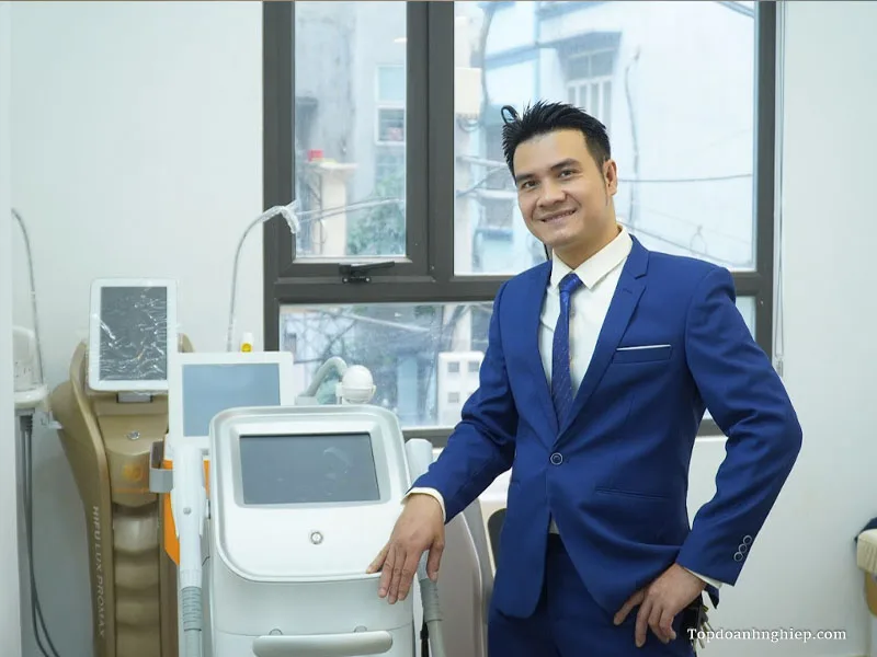 Chuyên gia giới thiệu máy công nghệ cao tại địa chỉ triệt lông mày uy tín và an toàn.