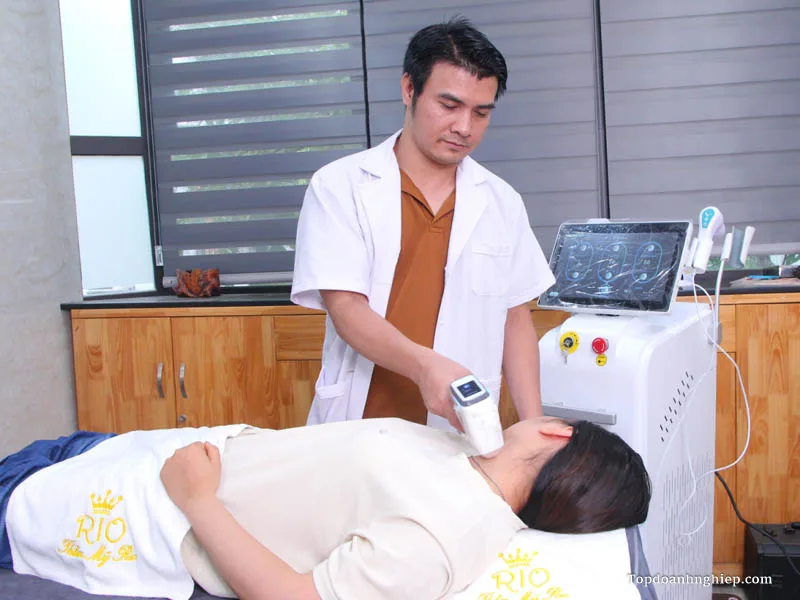 Chuyên gia nam giới đang tư vấn công nghệ tại địa chỉ triệt lông mày uy tín.