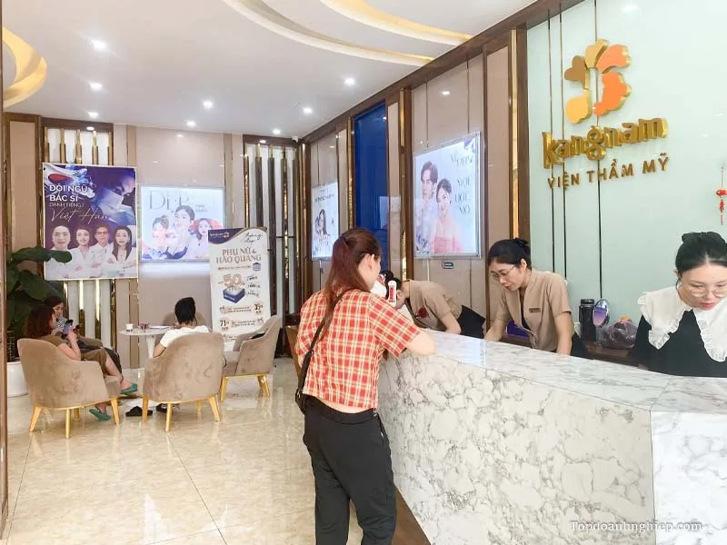 Toàn cảnh mặt tiền quy mô lớn, sảnh lễ tân tấp nập khách hàng của Bệnh viện thẩm mỹ Kangnam.