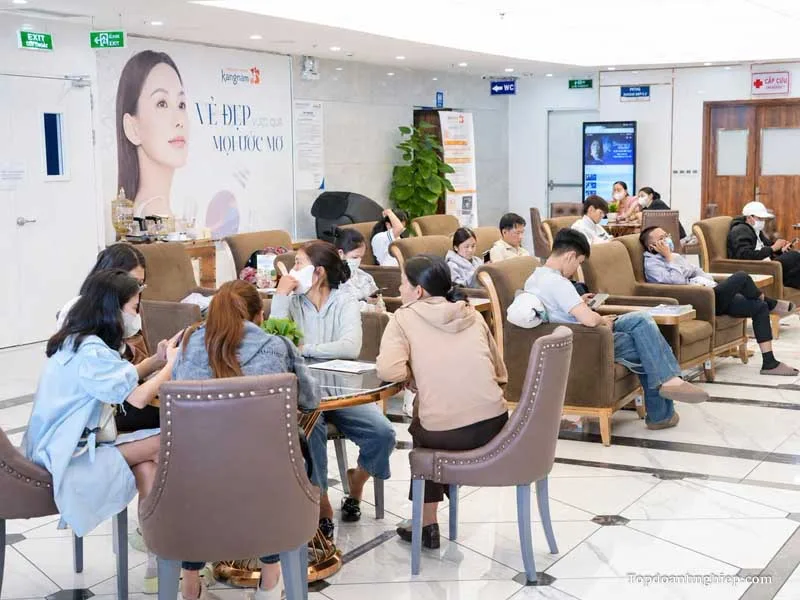 Toàn cảnh không gian sảnh chờ tấp nập khách hàng của Kangnam Beauty