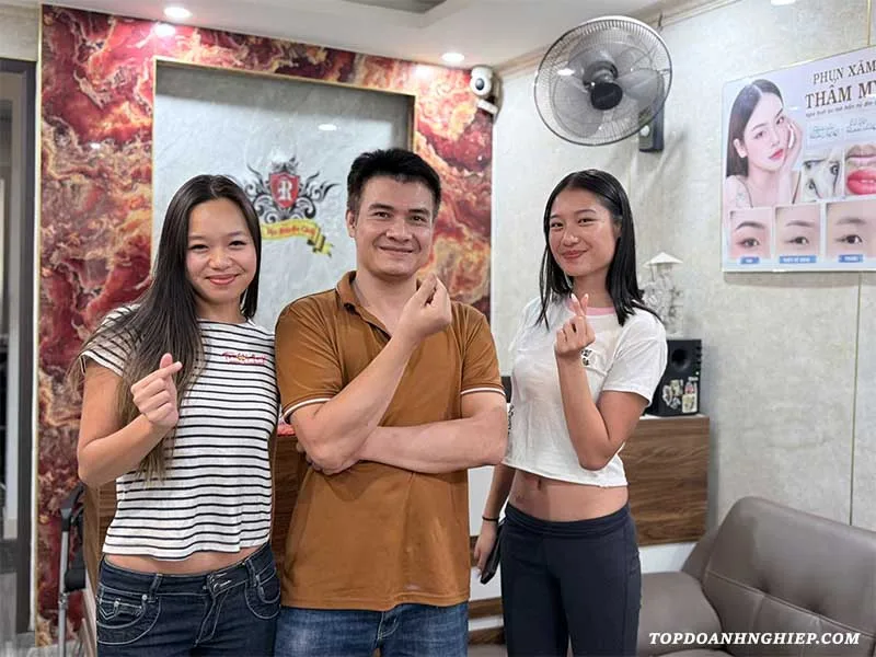 Chuyên gia và khách hàng vui vẻ tại địa chỉ phun môi xí muội uy tín.