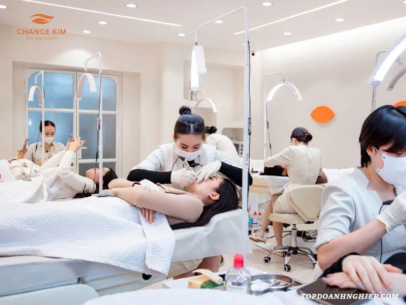 Chuyên viên thực hiện làm đẹp chuyên nghiệp tại Chance Kim, một địa chỉ phun môi xí muội uy tín.