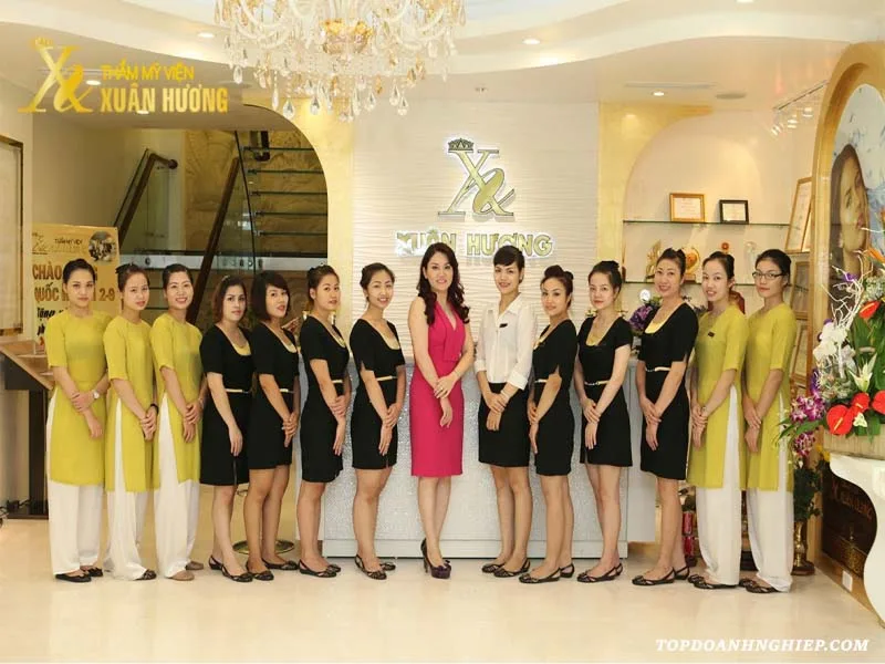 Đội ngũ nhân sự chuyên nghiệp tại Thẩm mỹ viện Xuân Hương, một địa chỉ phun môi xí muội uy tín.