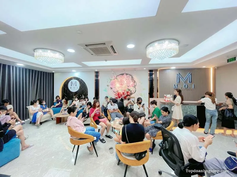 Chuyên viên tại M.Ò.I Beauty đang tư vấn cá nhân hóa cho khách hàng.