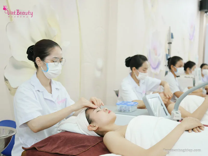 Học viên thực hành tại VietBeauty