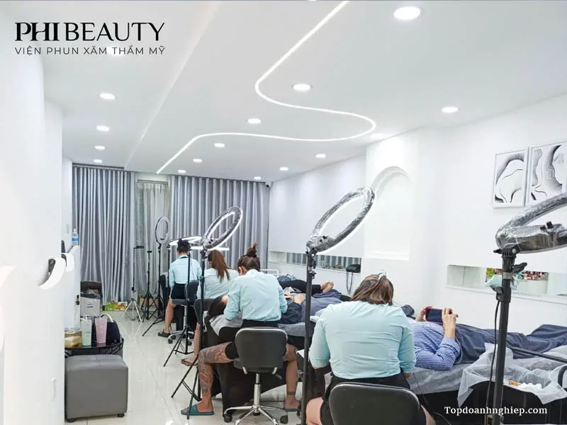 Học viên thực hành tại Phi Beauty