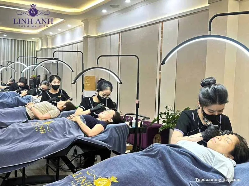 Học viên thực hành đi kim trên mẫu thực tế tại địa chỉ học phun xăm Linh Anh.