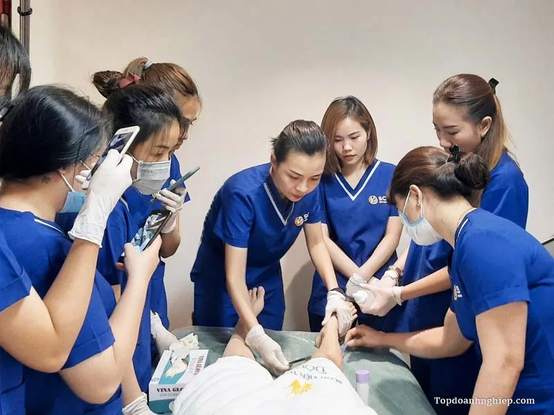 Học viên theo dõi giảng viên thực hành trực tiếp trên mẫu tại địa chỉ học phun xăm uy tín.