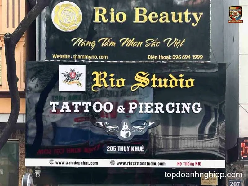Biển hiệu cơ sở Rio Beauty tại 205 Thụy Khuê, một địa chỉ học điêu khắc chân mày uy tín.