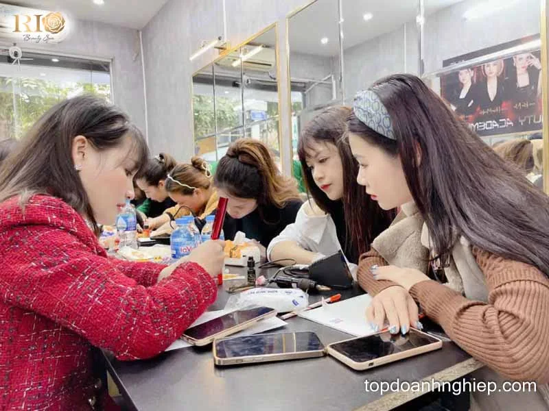 Lớp học thực hành tại Rio Beauty Spa, địa chỉ học điêu khắc chân mày uy tín và chất lượng.