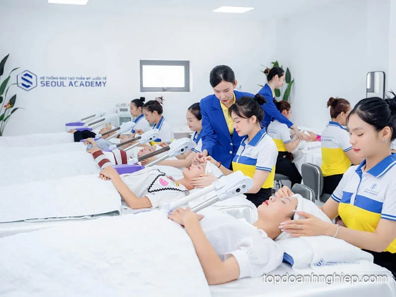 Lớp thực hành tại Seoul Academy, một địa chỉ học điêu khắc chân mày và thẩm mỹ chuyên nghiệp.