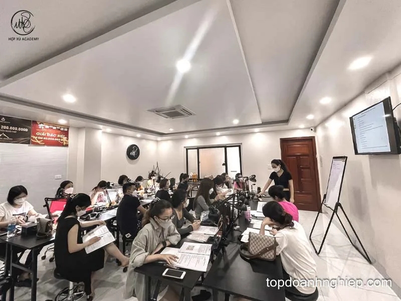 Lớp học lý thuyết và kỹ thuật tại Hợp Xù Academy, địa chỉ học điêu khắc chân mày uy tín.