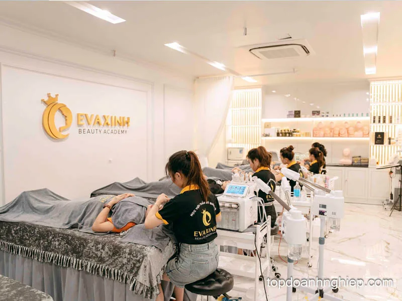 Lớp thực hành tại Eva Xinh Beauty Academy, địa chỉ học điêu khắc chân mày chuyên nghiệp.