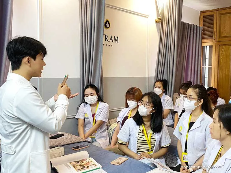 Giảng viên hướng dẫn học viên kĩ thuật sử dụng thiết bị tại địa chỉ học phun môi uy tín.