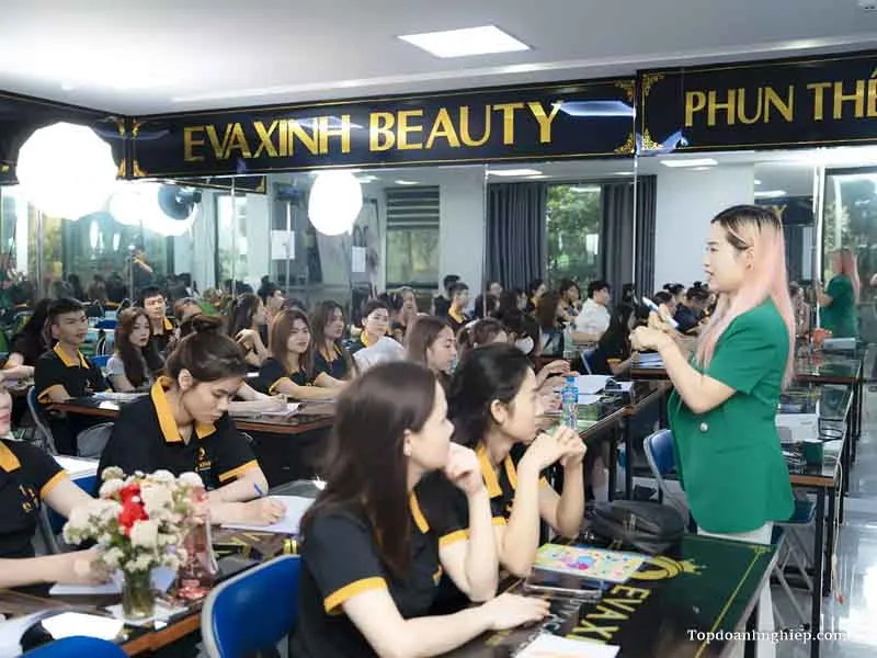 Học viên tham gia lớp lý thuyết đông đủ tại Eva Xinh Beauty, địa chỉ học phun môi uy tín.