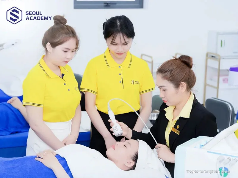 Giảng viên đang dạy học cho học viên