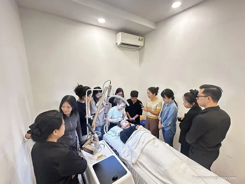 đông đúc học viên đang quan sát hướng dẫn của thầy giáo