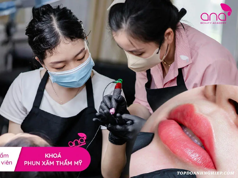 Giáo viên Ana Beauty Academy kèm cặp học viên thực hành, yếu tố quan trọng của một địa chỉ học phun mí mắt chuẩn.