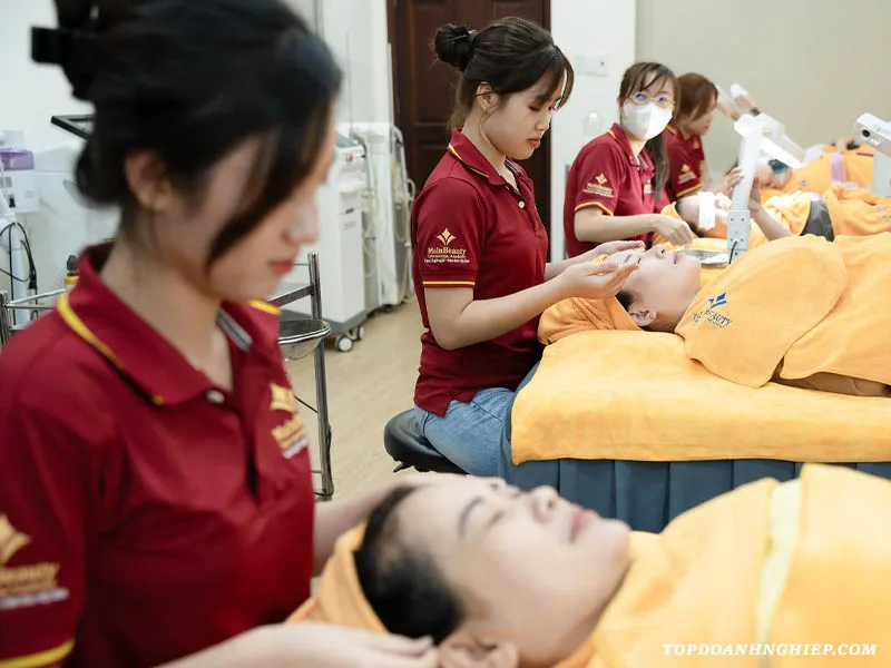 Giờ thực hành tại địa chỉ học phun mí mắt MainBeauty.