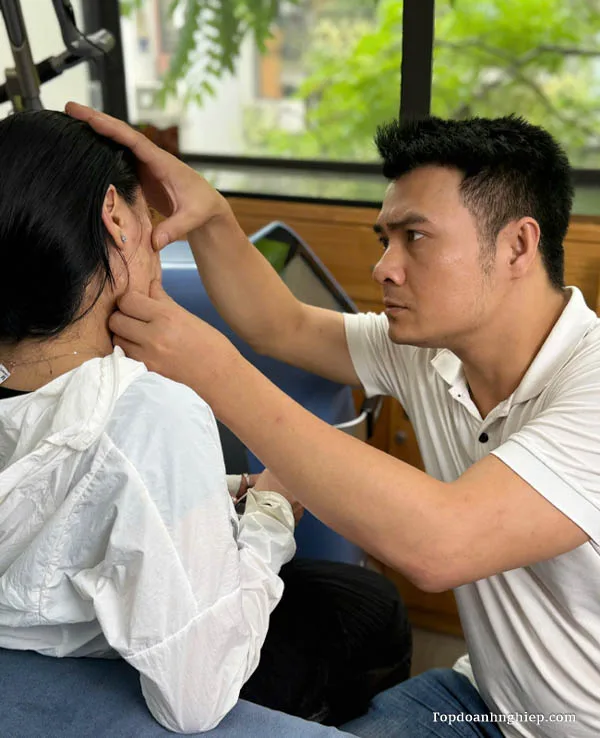 Chuyên gia Trần Mạnh Thắng đang tư vấn khách hàng