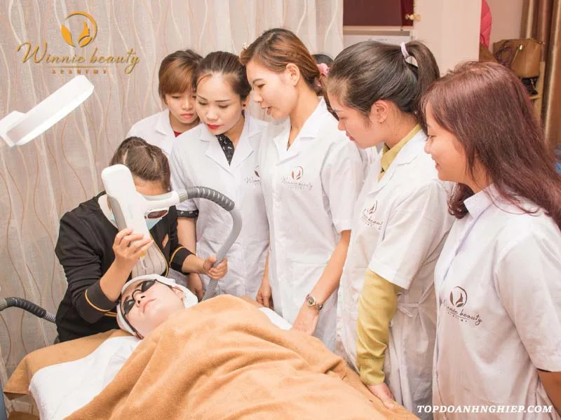 Học viên theo dõi giảng viên thực hành tại địa chỉ học triệt lông Winnie Beauty.