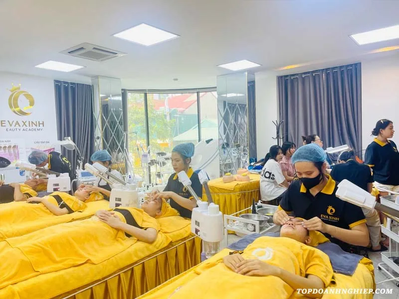 Học viên thực hành chăm sóc da tại địa chỉ học triệt lông Eva Xinh Beauty Academy.