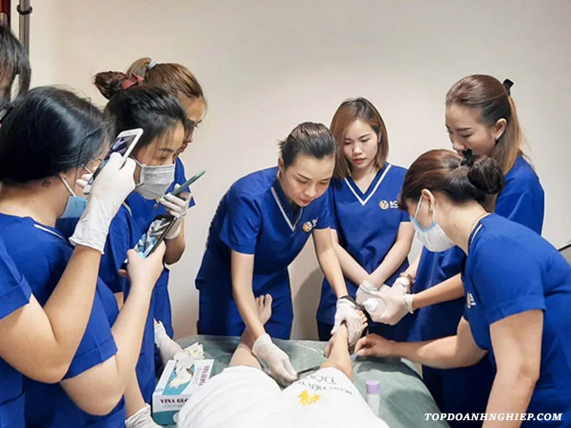 Học viên tại địa chỉ học triệt lông thực hành quy trình bôi gel triệt lông trên mẫu.