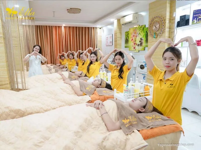 Tập thể học viên và giảng viên Học viện Ella Beauty Academy tạo dáng hình trái tim rạng rỡ trong giờ thực hành chăm sóc da
