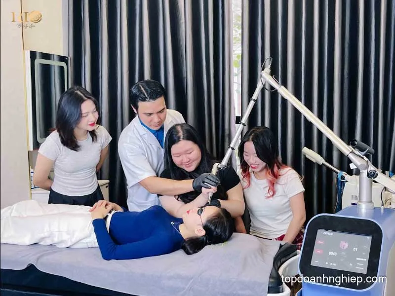 Rio Beauty Spa expert guiding a student holding a Picotech laser handpiece on a live model