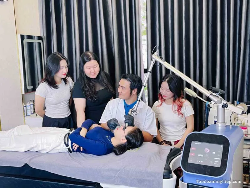 Expert Tran Manh Thang guiding three trainees during a Picotech laser demonstration at Rio Beauty Spa