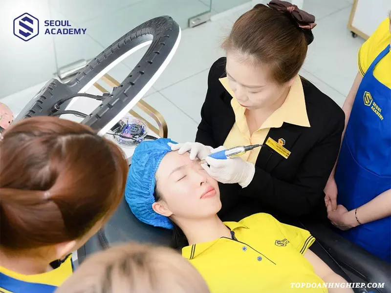 Instructor demonstrating eyebrow microblading at Seoul Academy during microblading classes near me in Hanoi.