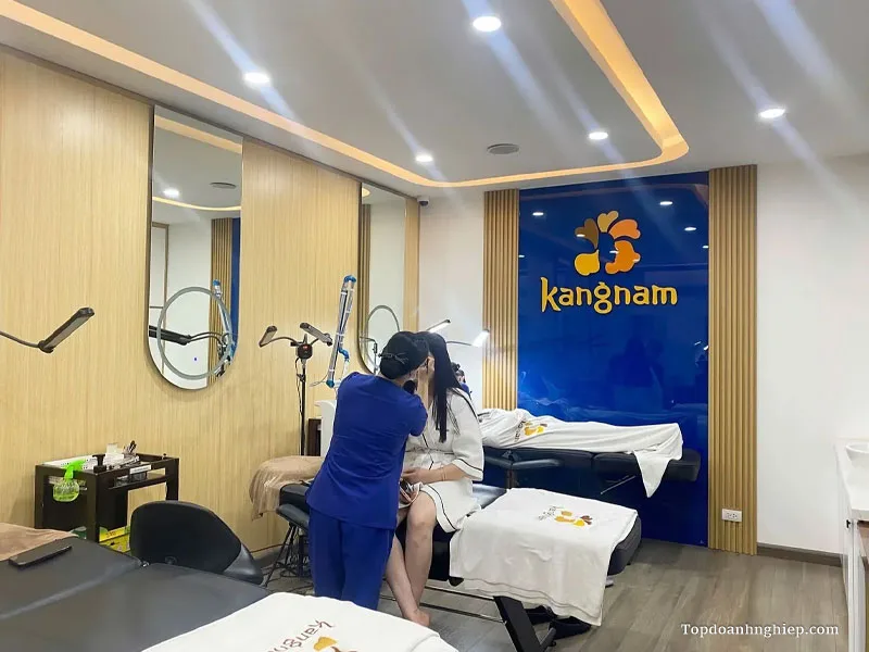 Không gian phòng chăm sóc da sang trọng có logo Kangnam nổi bật trên nền xanh dương
