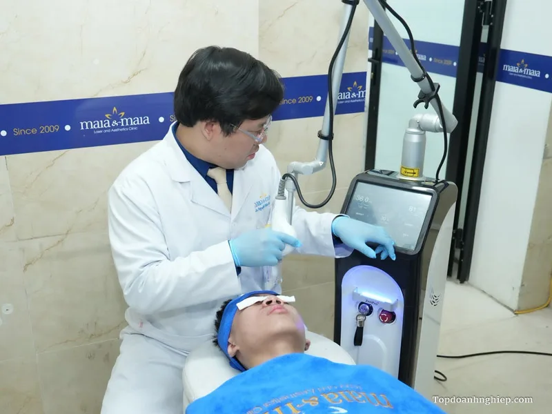 Bác sĩ Bệnh viện Da liễu Maia&Maia đang điều chỉnh thông số trên màn hình máy laser công nghệ cao để trị liệu cho bệnh nhân
