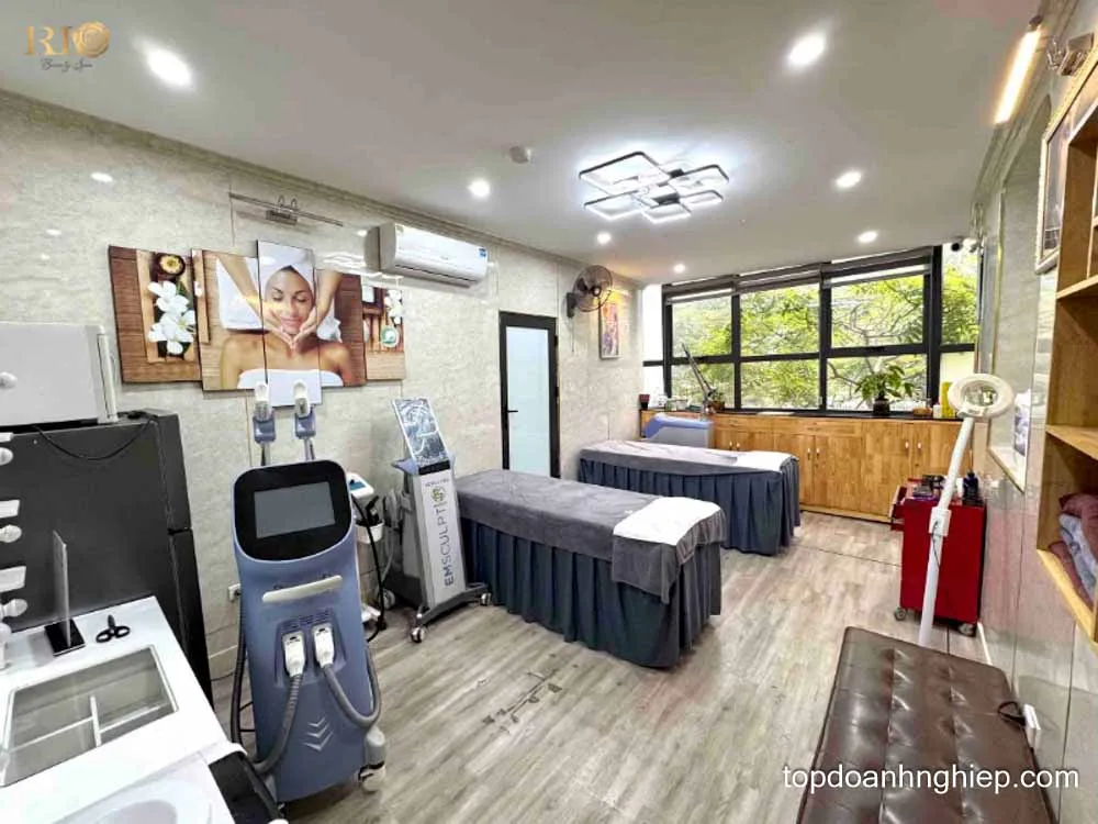 Không gian đào tạo xăm chân tóc với thiết bị thẩm mỹ hiện đại tại Thẩm mỹ Rio Beauty Clinic
