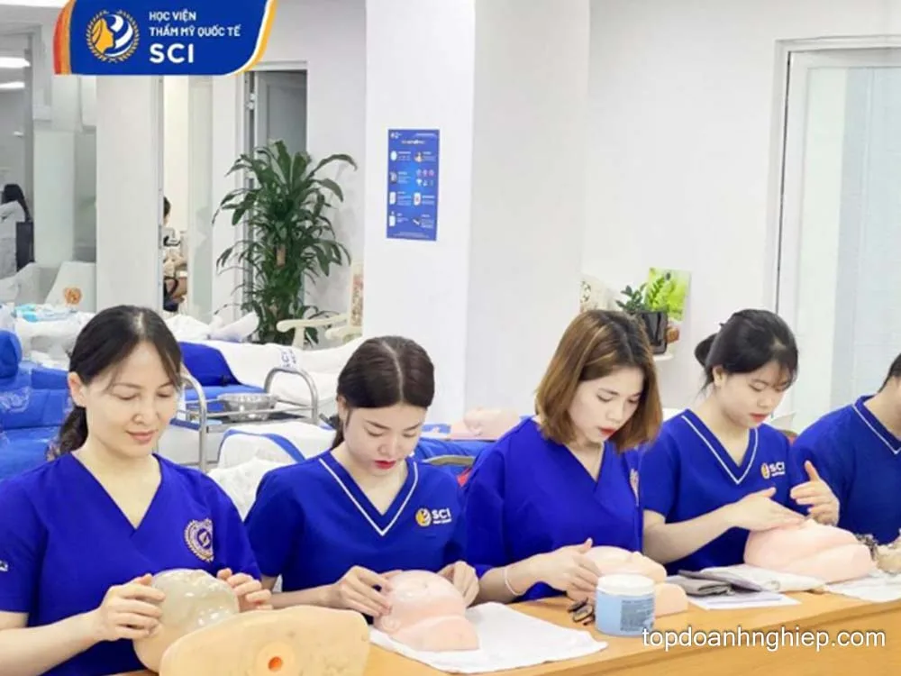 Học viên thực hành kỹ thuật xăm chân tóc tại học viện SCI