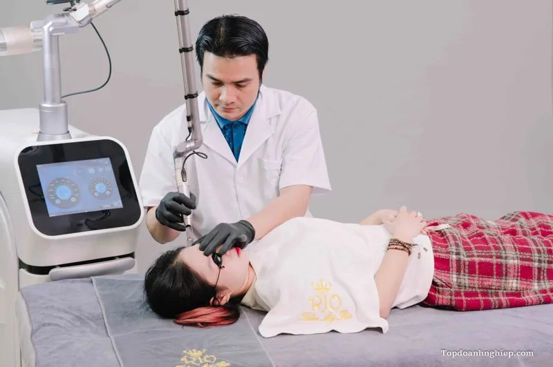 Expert performing laser treatment at best freckle removal clinic in Hanoi