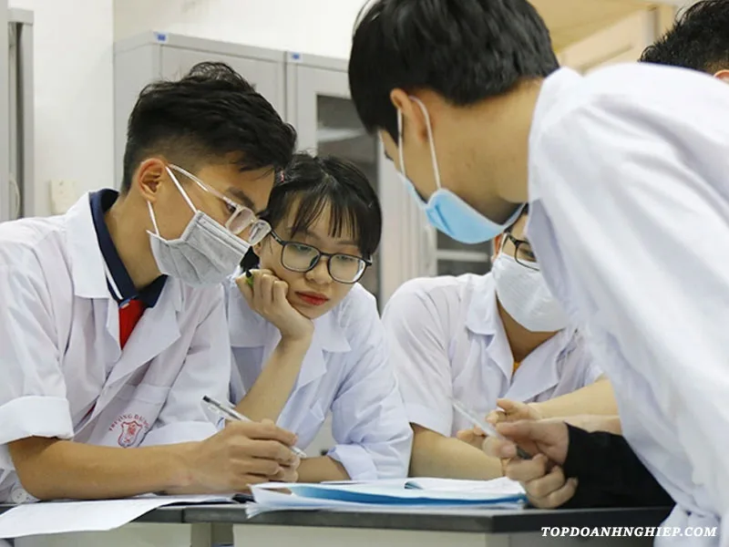 Students studying advanced CO2 fractional laser techniques in Hanoi
