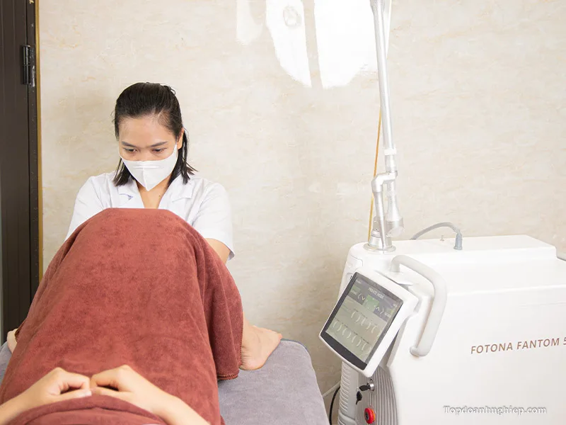 Chuyên gia thao tác máy Fotona 5D hiện đại tại Thẩm mỹ Rio – địa chỉ làm hồng vùng kín uy tín Hà Nội