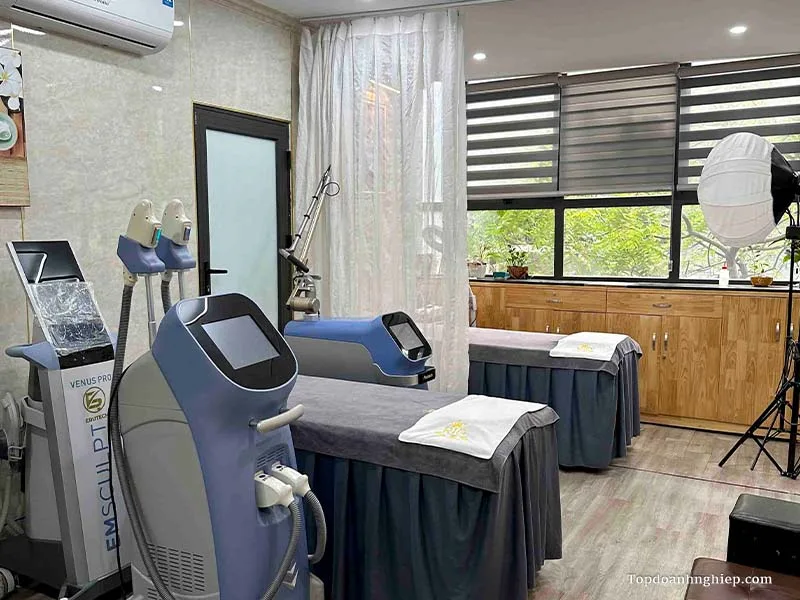 Private treatment room equipped with modern laser platforms delivering the Best intimate area whitening in Hanoi at Rio Beauty Clinic